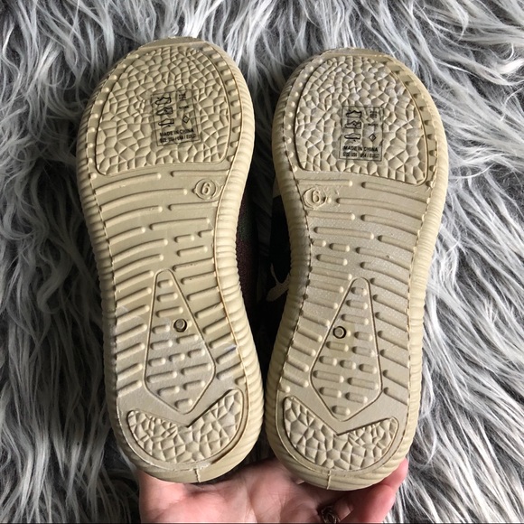 NWOT Qupid Camouflage Slip On Sneakers - Picture 4 of 5